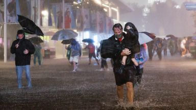 La gente navega por fuertes lluvias y pasillos inundados en el Centro Nacional de Tenis Billie Jean King cuando los restos del huracán Ida golpean Flushing Meadows, Nueva York - 1 de septiembre de 2021 FOTO: JUSTIN LANE / EPA-EFE / Shutterstock